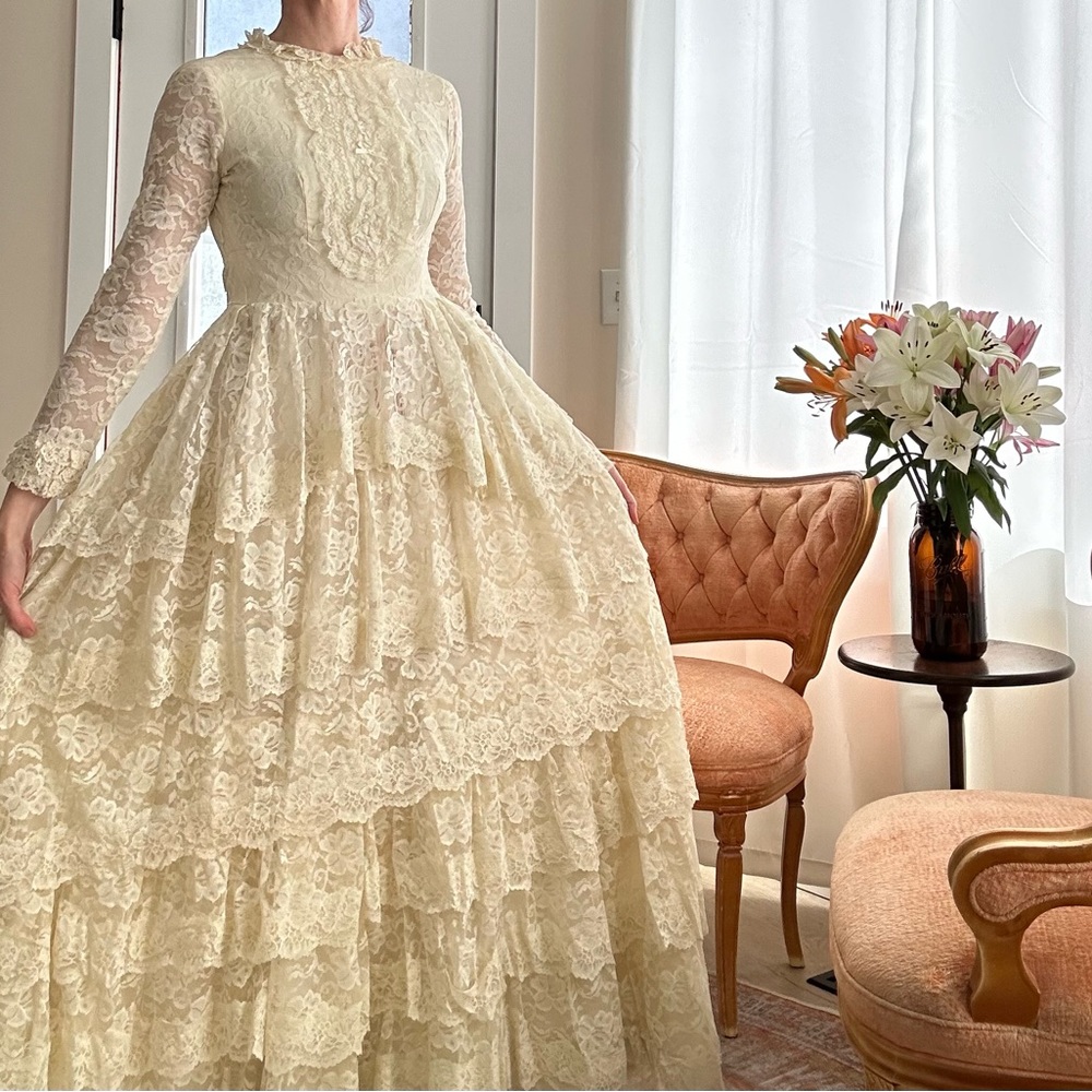 Shabby Chic Vintage Lace Wedding Dress